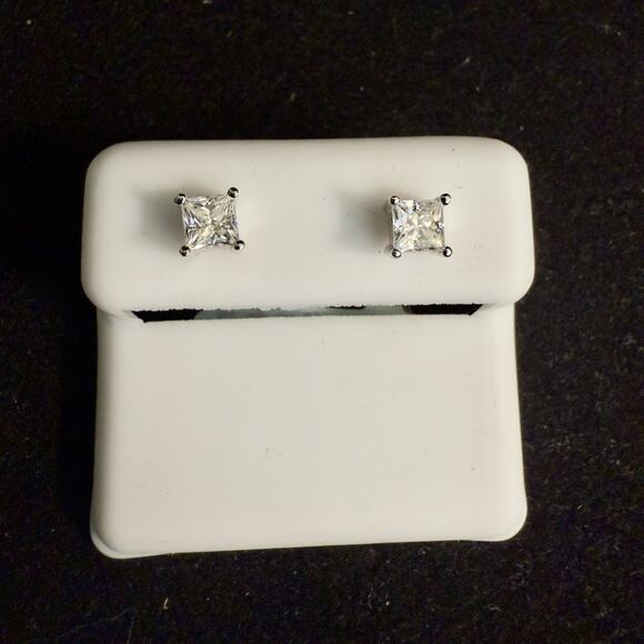 Beautiful 1.00ctw Princess Cut Moissanite Screwback Stud Earrings~New~Retail$300 - Picture 1 of 10